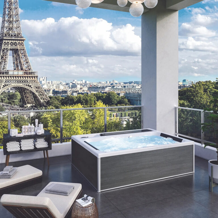 spa rigide de luxe sur une terrasse dun appartement à Paris